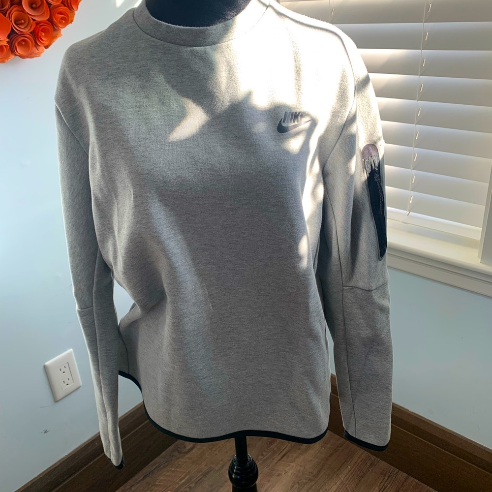 Nike sweatshirt, Men’s, could be worn by Woman. Size L